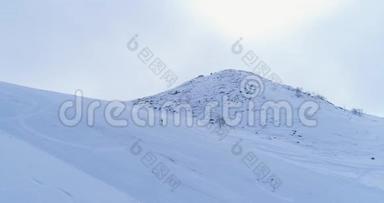 侧航越冬雪山滑雪田径场，登山滑雪者走上登山。 白雪覆盖